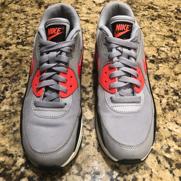 Men’s Air Max 90 Essential Low-Top Sneakers - Picture 2 of 5